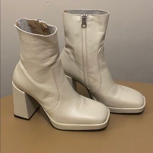 L’intervalle cream heels boots